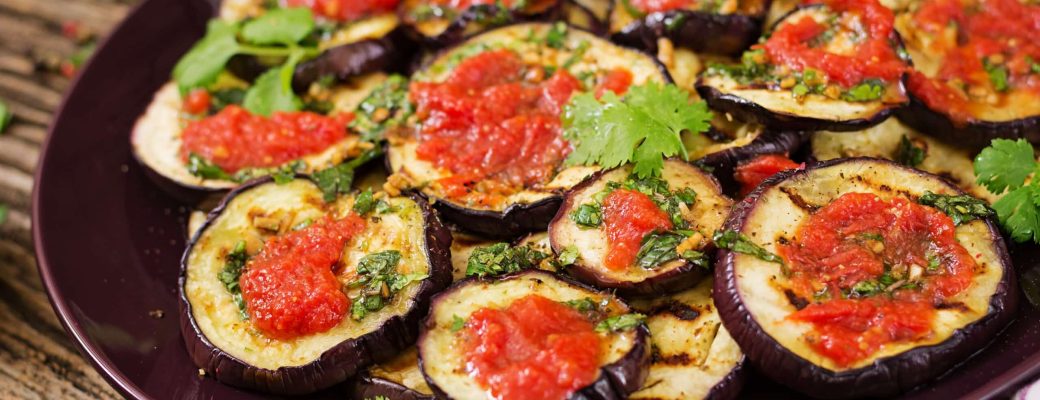 Berinjela Grelhada Com Molho De Tomate Alho E Outros Temperos Deliciosos