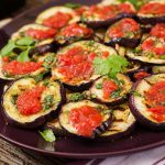 Berinjela Grelhada Com Molho De Tomate Alho E Outros Temperos Deliciosos