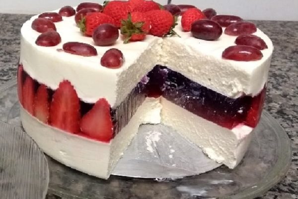 Torta Mousse De Leite Ninho Com Gelatina De Morango Encantadora