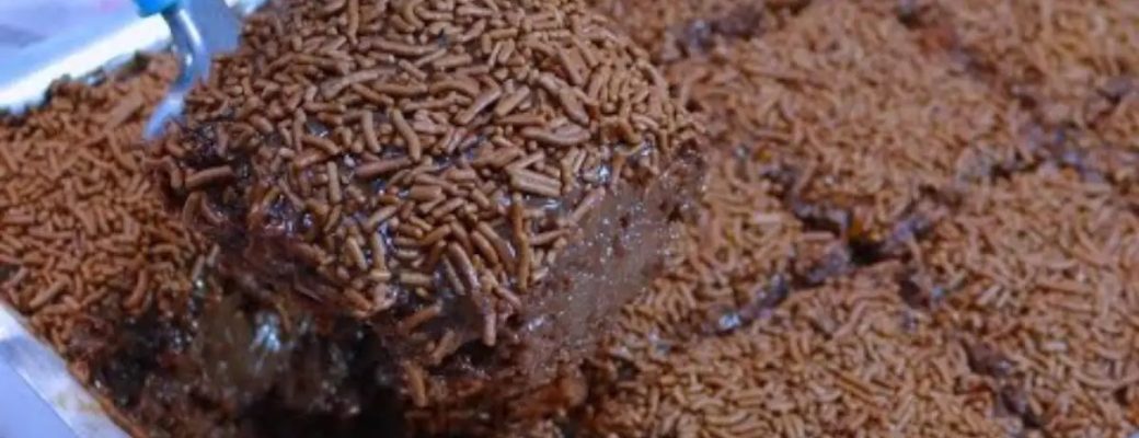 Bolo De Chocolate Com Massa Molhadinha E Ganache Falsa Cremosa