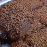 Bolo De Chocolate Com Massa Molhadinha E Ganache Falsa Cremosa