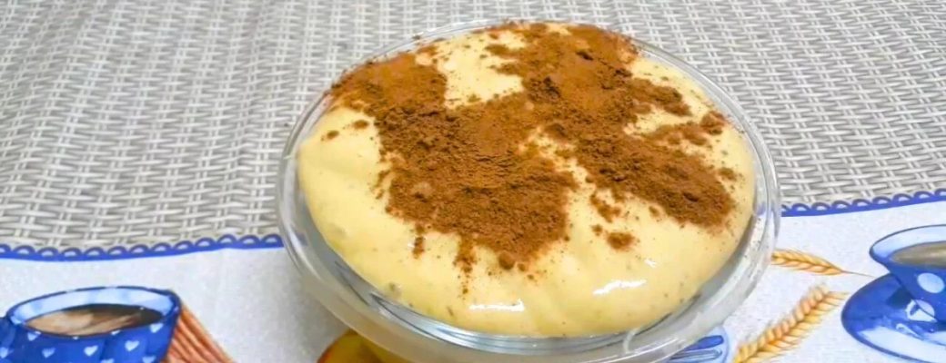 Sobremesa Cremosa De Banana Servida Em Uma Tigela.