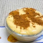 Sobremesa Cremosa De Banana Servida Em Uma Tigela.
