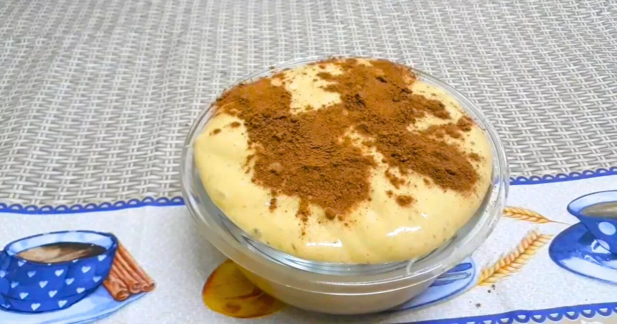 Sobremesa cremosa de banana servida em uma tigela.