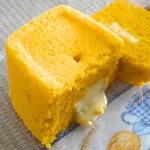 Cuscuz Recheado Servido Em Um Prato.