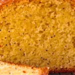 Bolo De Amendoim Cortado Mostrando Sua Textura úmida.