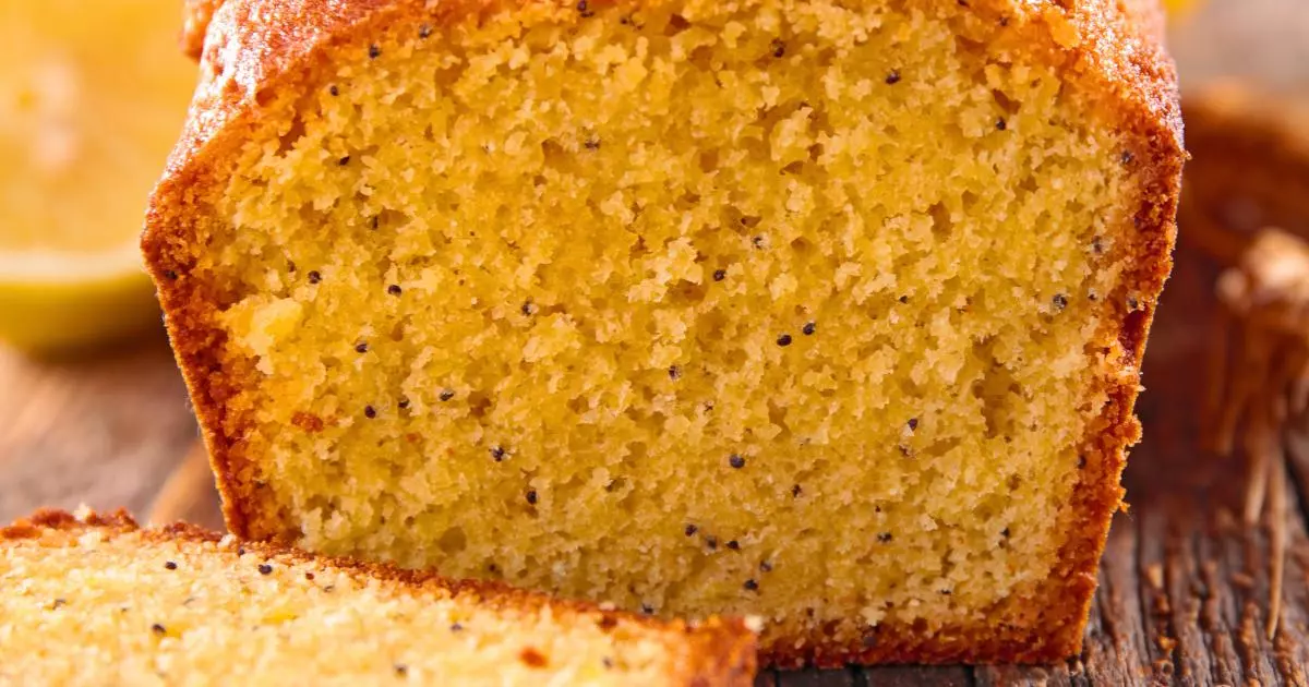 Bolo de amendoim cortado mostrando sua textura úmida.