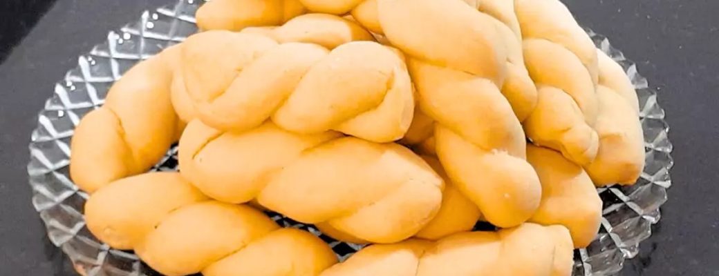 Rosquinhas De Trigo Recém-assadas Em Uma Travessa.