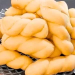 Rosquinhas De Trigo Recém-assadas Em Uma Travessa.