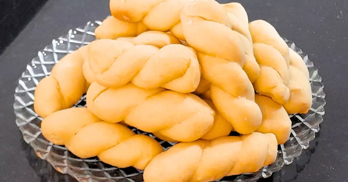 Rosquinhas de trigo recém-assadas em uma travessa.