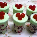 Sobremesa De Gelatina E Creme De Leite Em Copinhos Decorados