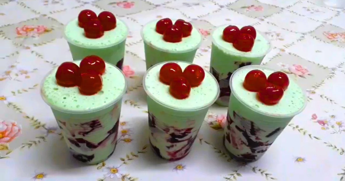 Sobremesa de gelatina e creme de leite em copinhos decorados