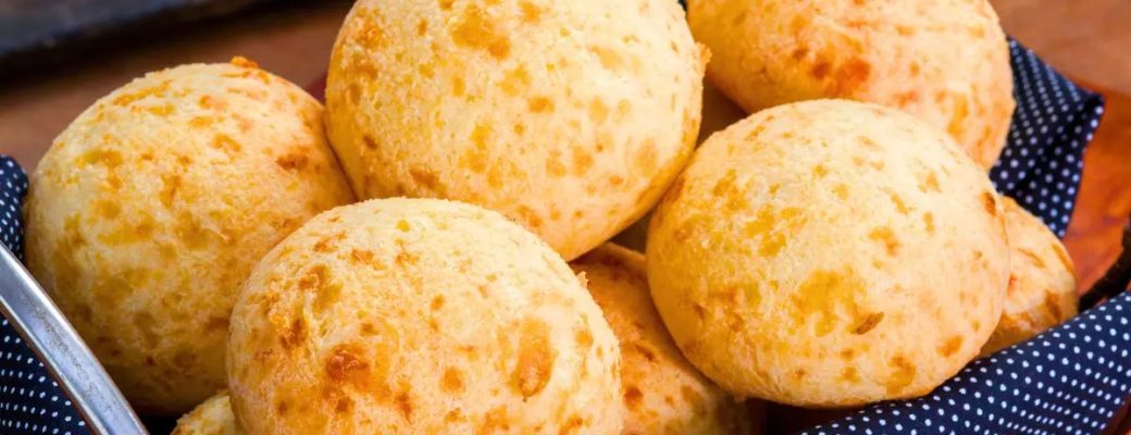 Bolinhas De Pão De Queijo Douradas Em Uma Assadeira.