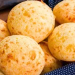 Bolinhas De Pão De Queijo Douradas Em Uma Assadeira.