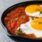 Esse Ovo Com Molho De Tomate Não Pode Faltar No Seu Almoço!