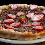 Pizza De Chocolate No Forno é Uma Experiência Indulgente Em Cada Fatia!
