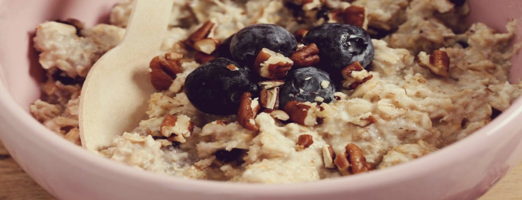 Mingau De Aveia Com Mirtilos, Nozes E Banana: Uma Receita Que Aquece O Coração