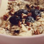 Mingau De Aveia Com Mirtilos, Nozes E Banana: Uma Receita Que Aquece O Coração