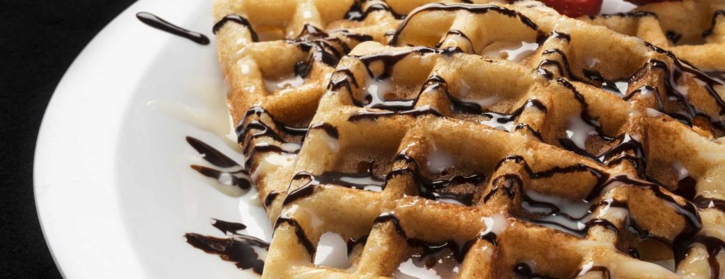 Waffles Caseiros Com Mel E Morangos Um Prazer Para O Café Da Manhã