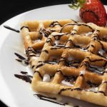 Waffles Caseiros Com Mel E Morangos Um Prazer Para O Café Da Manhã