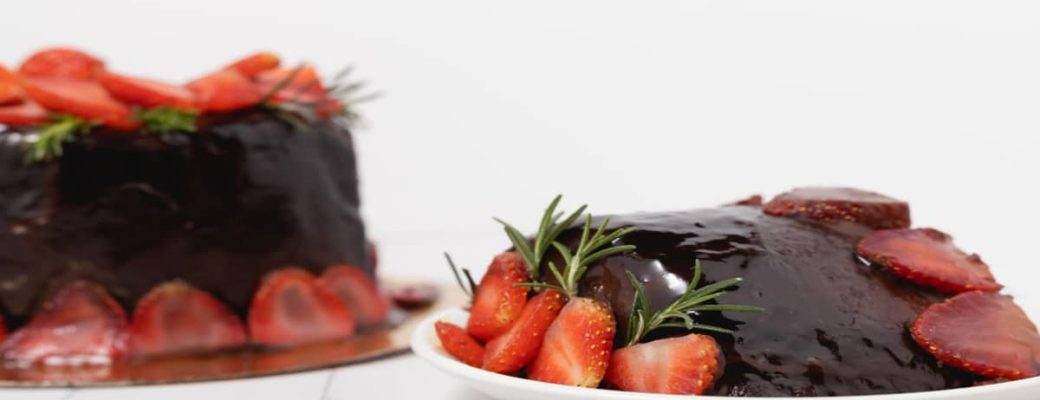 Delícia Em Camadas: O Supremo Bolo De Chocolate Com Morango!