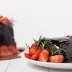 Delícia Em Camadas: O Supremo Bolo De Chocolate Com Morango!