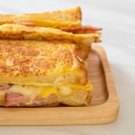 Sanduíche De Torrada Francesa Com Presunto, Bacon, Queijo E Ovo: Uma Delícia Que Aprendi Com Minha Avó