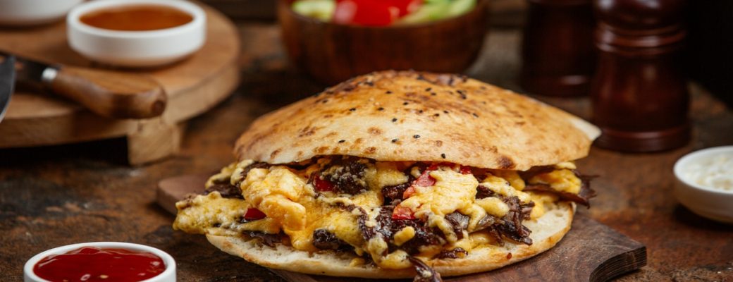 Doner De Quibe De Carne No Pão Pita Com Queijo Derretido: Uma Receita Deliciosa Para Momentos Especiais