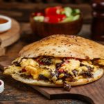 Doner De Quibe De Carne No Pão Pita Com Queijo Derretido: Uma Receita Deliciosa Para Momentos Especiais