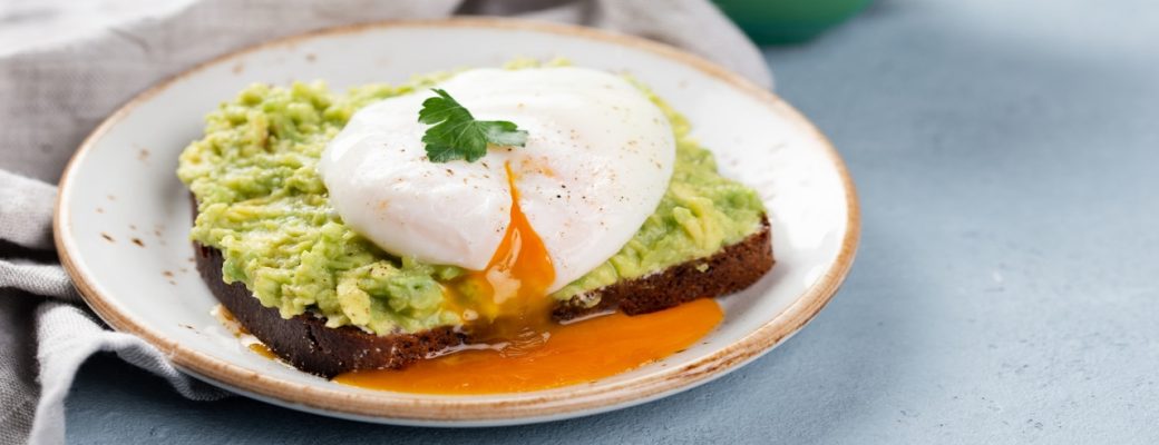 Ovo Poche Com Abacate E Torradas: A Receita Que Vai Transformar Seu Café Da Manhã