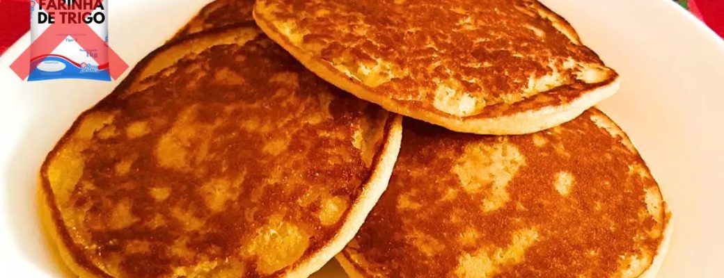 Receita Sem Trigo E Sem Ovos Sendo Preparada Na Frigideira.