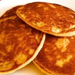 Receita Sem Trigo E Sem Ovos Sendo Preparada Na Frigideira.