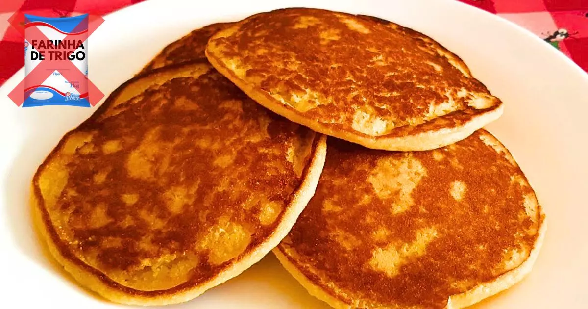 Receita sem trigo e sem ovos sendo preparada na frigideira.
