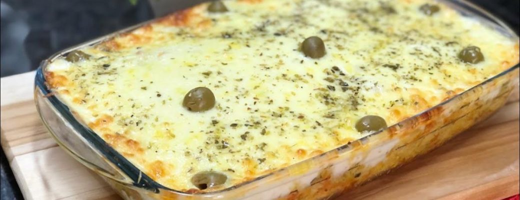 Arroz Colorido Com Molho Branco De Forno Para Um Almoço Prático