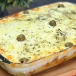 Arroz Colorido Com Molho Branco De Forno Para Um Almoço Prático