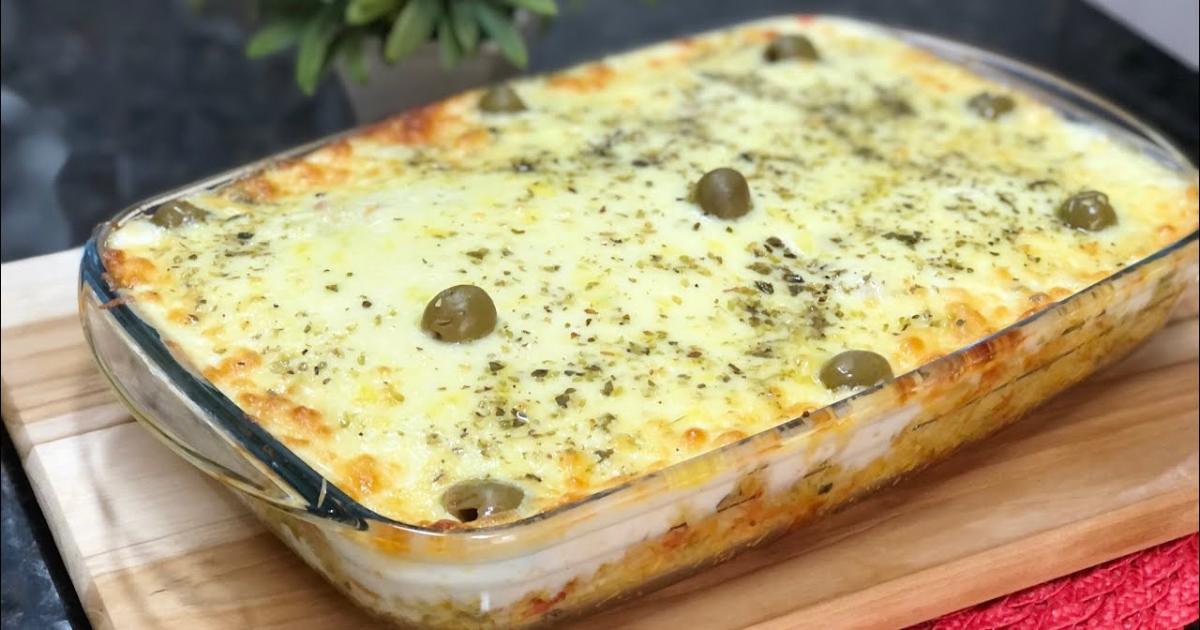 Arroz Colorido Com Molho Branco de Forno para um Almoço Prático
