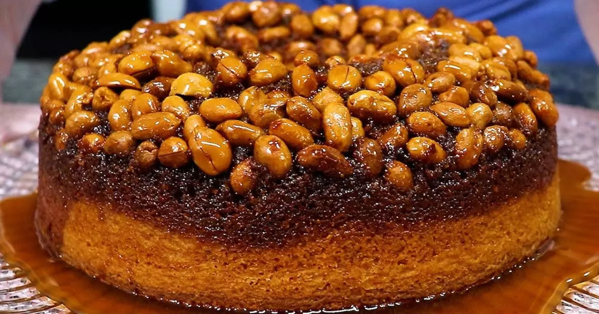 Bolo de Amendoim Invertido e Caramelizado Super Cremoso