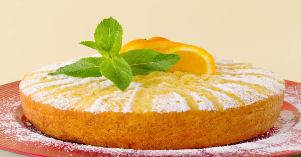 Bolo de laranja com suco em pó delicioso com ingredientes fáceis fica pronto em minutos