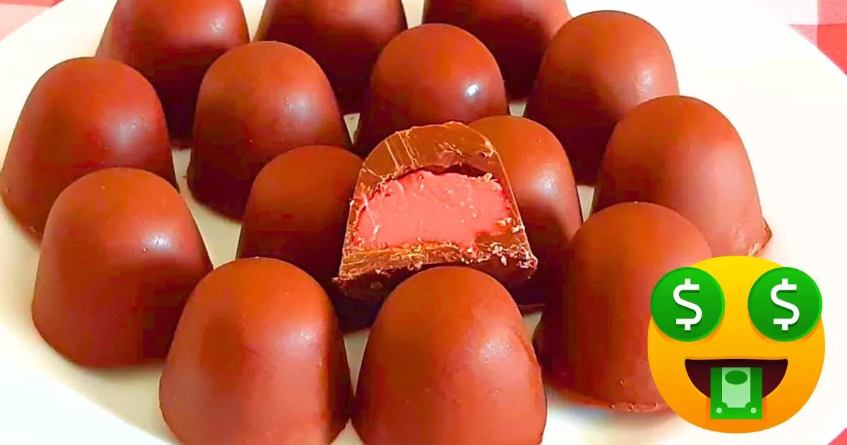 Trufas de chocolate com recheio de morango.
