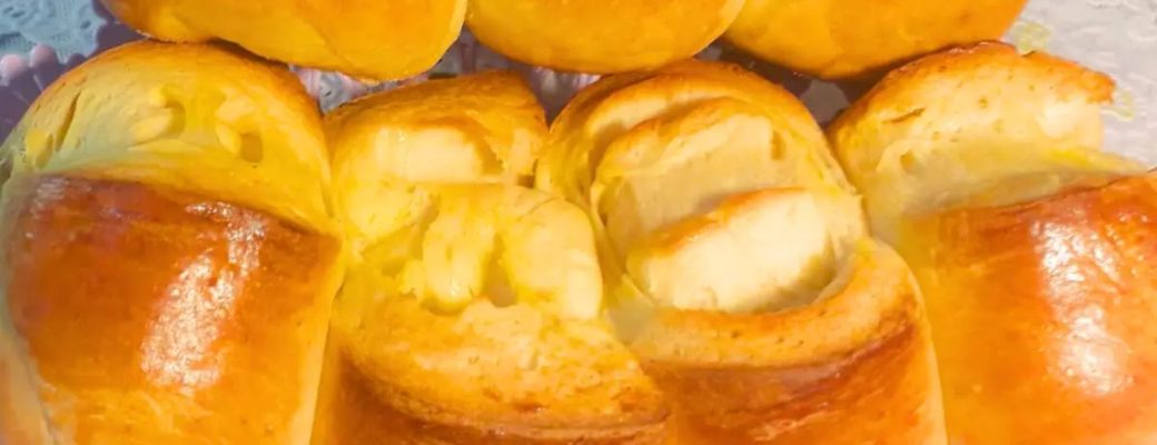Pão Sovado Fofinho Recém-assado Em Uma Assadeira.