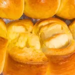 Pão Sovado Fofinho Recém-assado Em Uma Assadeira.