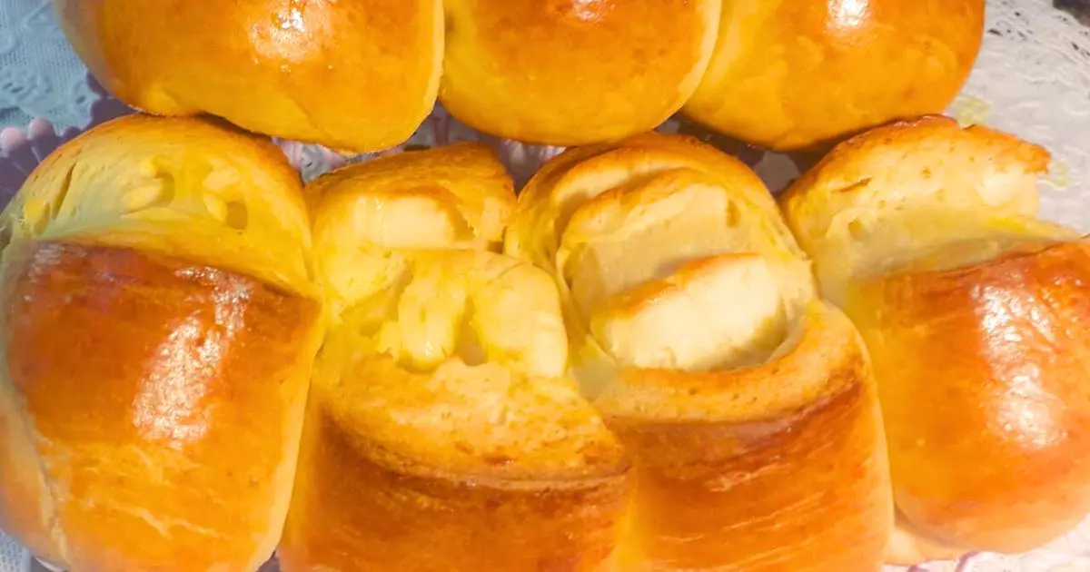 Pão sovado fofinho recém-assado em uma assadeira.