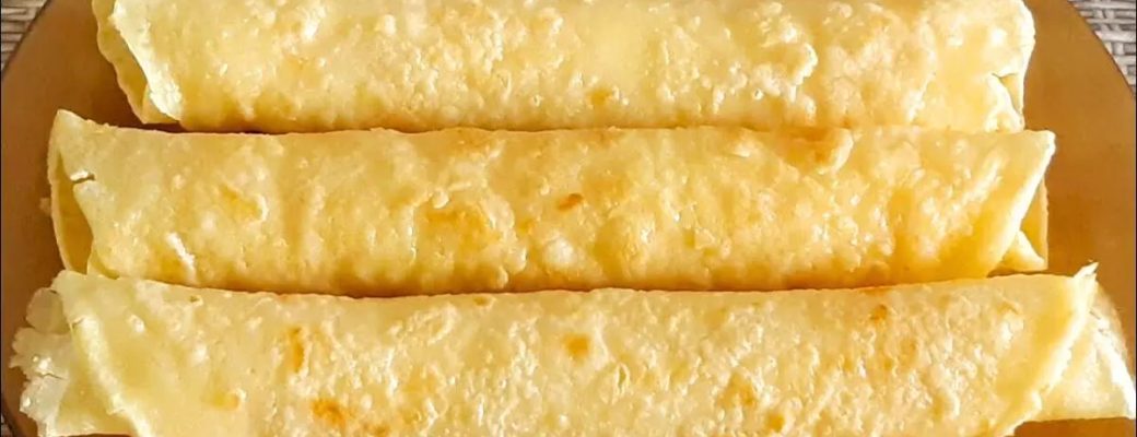 Tapioca Com Queijo Em Uma Frigideira.