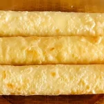 Tapioca Com Queijo Em Uma Frigideira.