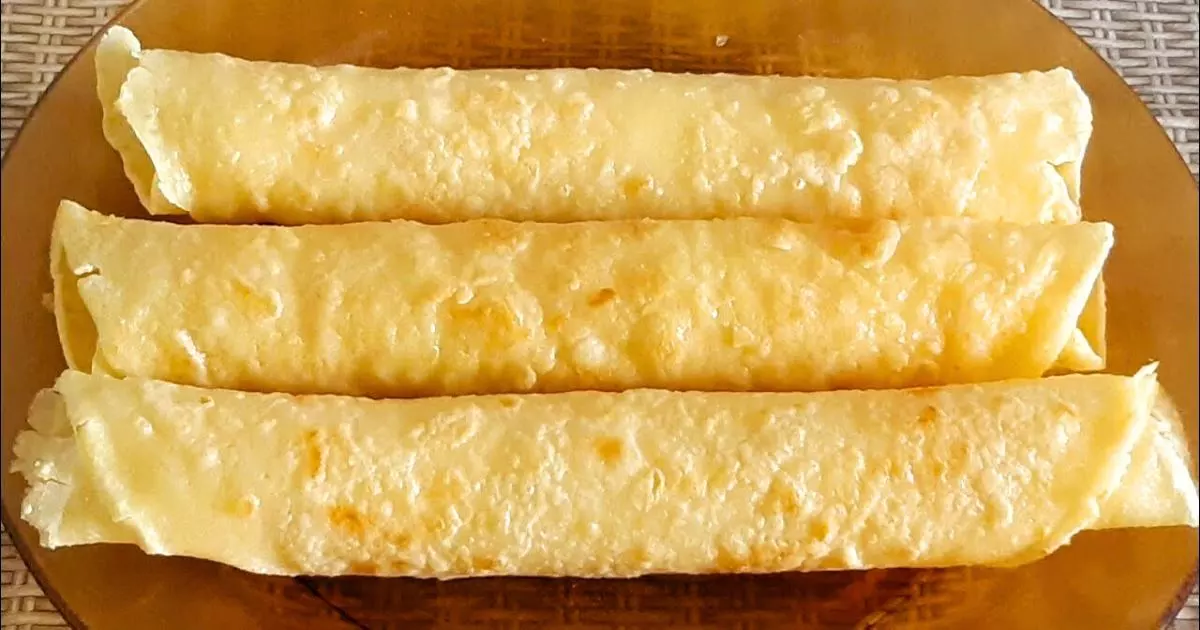 Tapioca com queijo em uma frigideira.