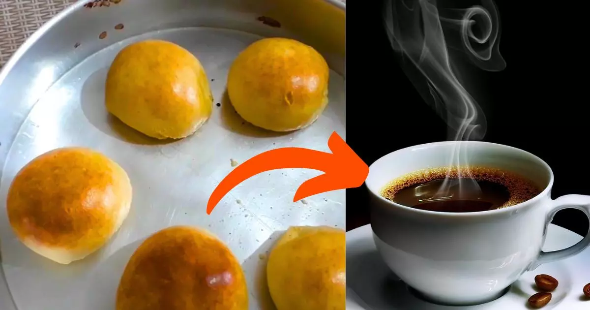 pão de 3 ingredientes sem trigo servido com um café.