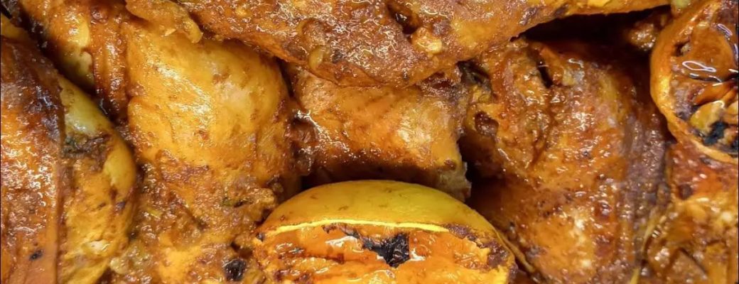 Frango Assado Ao Molho Asiático Com Batatas Douradas Para Um Jantar Incrível Em Família