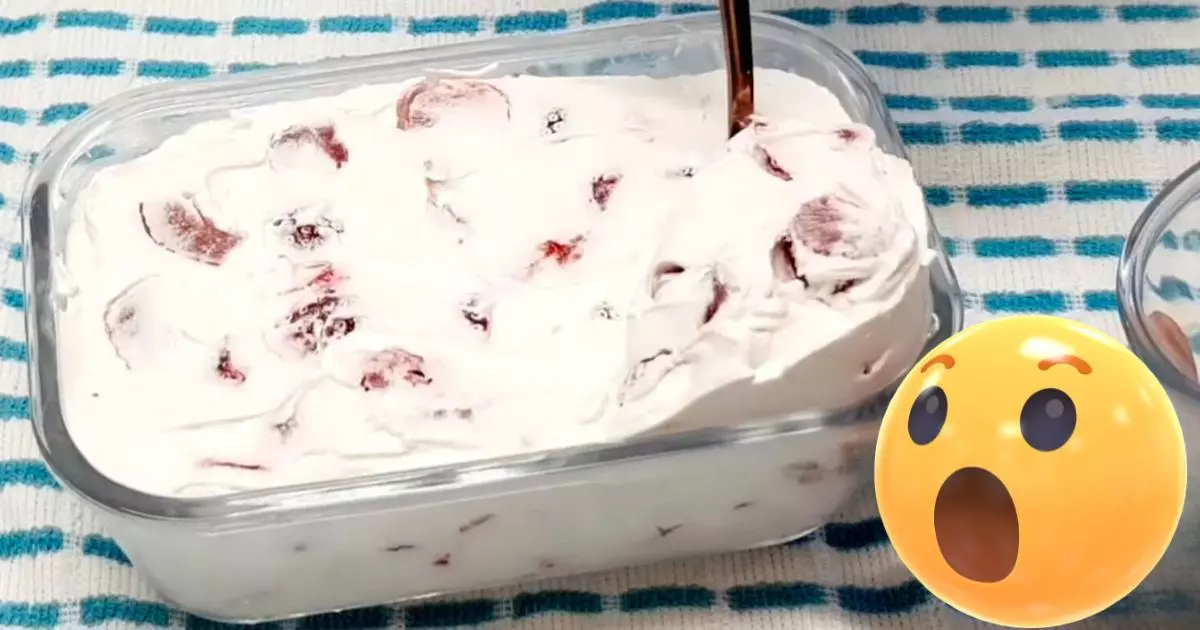 Sobremesa de frutas com chantilly e morangos