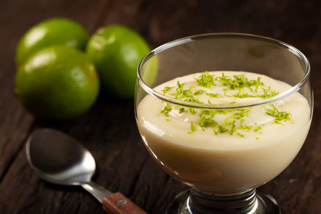 Esse Mousse de Limão com Leite Ninho é uma receita especial que aprendi com minha tia