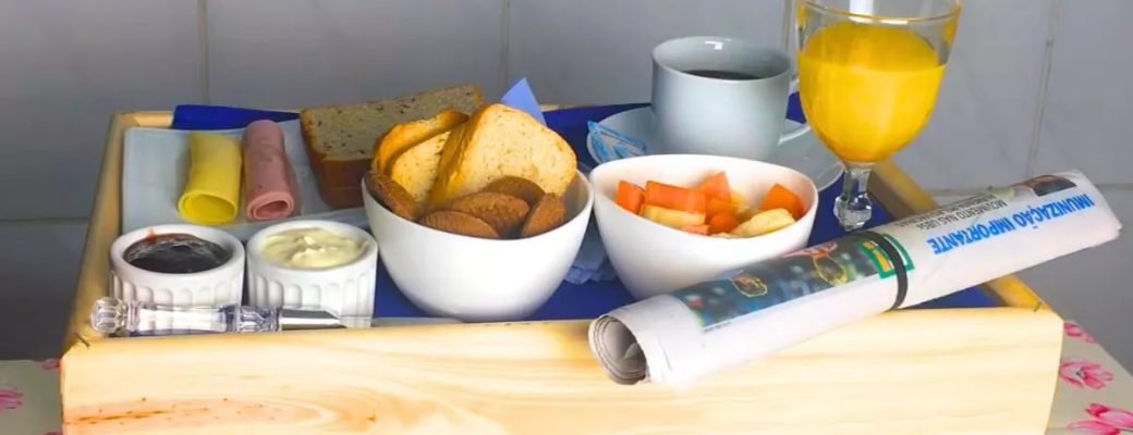 Café Da Manhã Especial Para O Dia Dos Pais Com Pão, Frutas E Café.